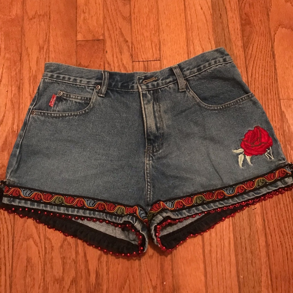 Amazingly cute Sexy Jean shorts w/ Rose Appliqué